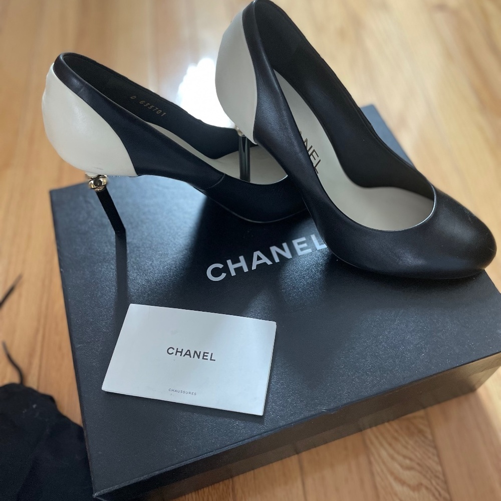 Beautiful Chanel shoes , two-tone leather pumps